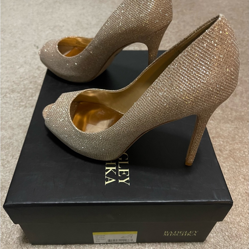 badgley mischka size 6.5 (Gold) Never worn, not in its original packaging. - Picture 2 of 4